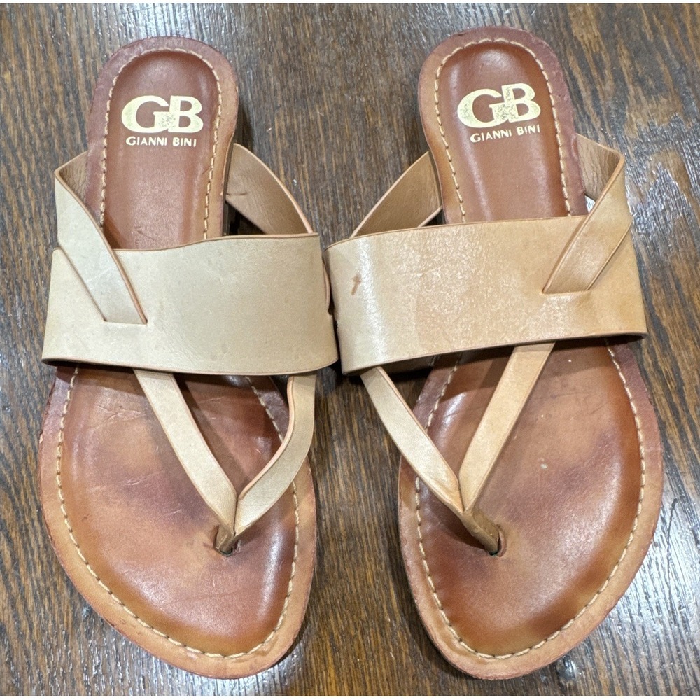 Gianni Bini Thong Sandals Beige Leather Slip-On Logo Solid Flat Size 7.5M